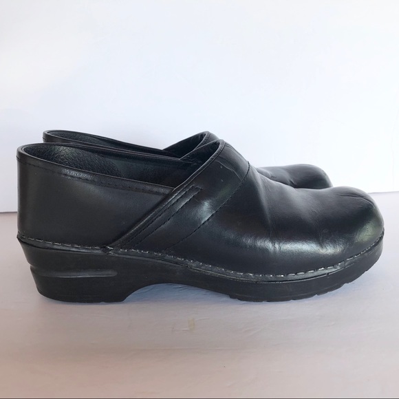 solid black nursing shoes
